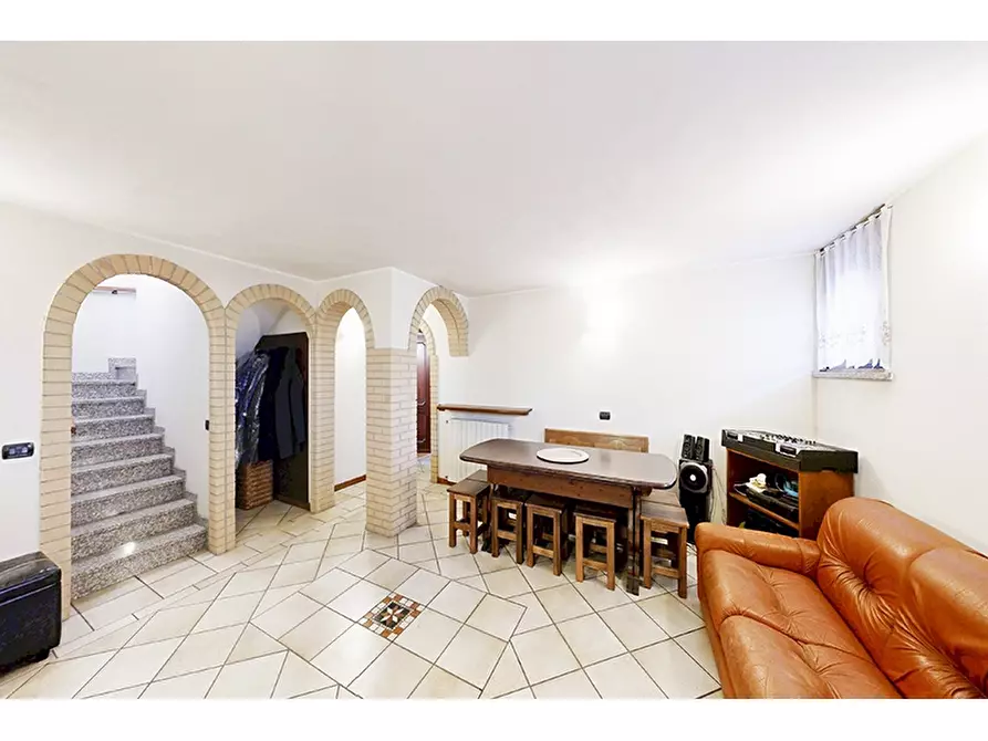 Immagine 20 di Villa in vendita  in Via San Michele 21 a Venegono Inferiore