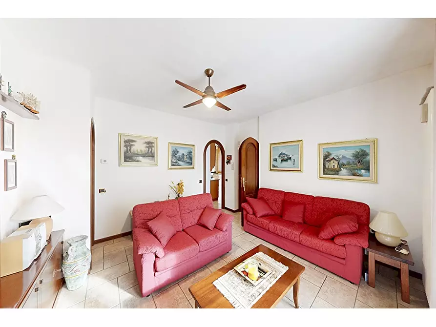 Immagine 5 di Villa in vendita  in Via San Michele 21 a Venegono Inferiore