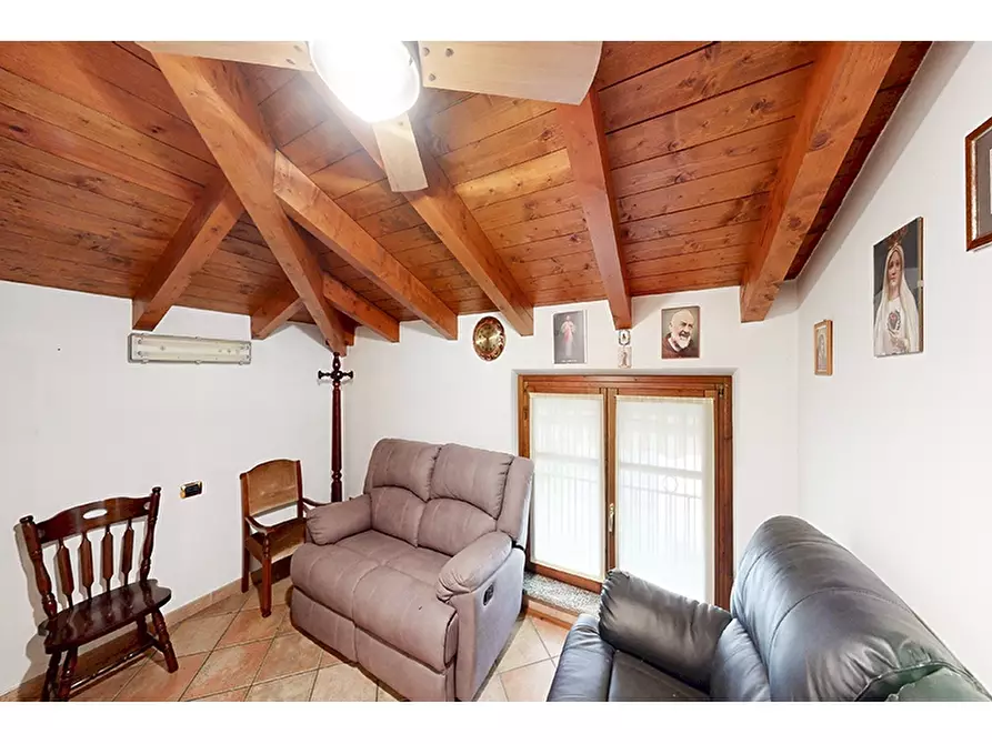 Immagine 30 di Villa in vendita  in Via San Michele 21 a Venegono Inferiore