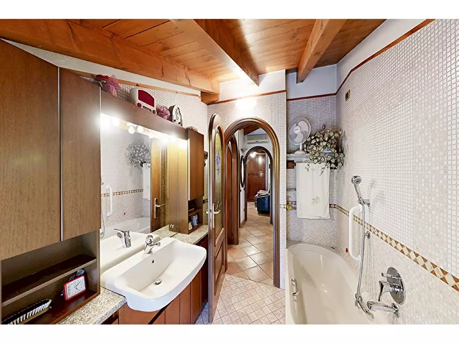 Immagine 35 di Villa in vendita  in Via San Michele 21 a Venegono Inferiore