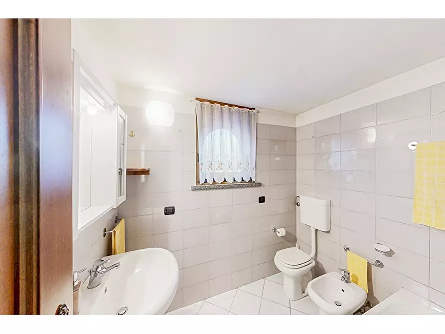 Immagine 22 di Villa in vendita  in Via San Michele 21 a Venegono Inferiore