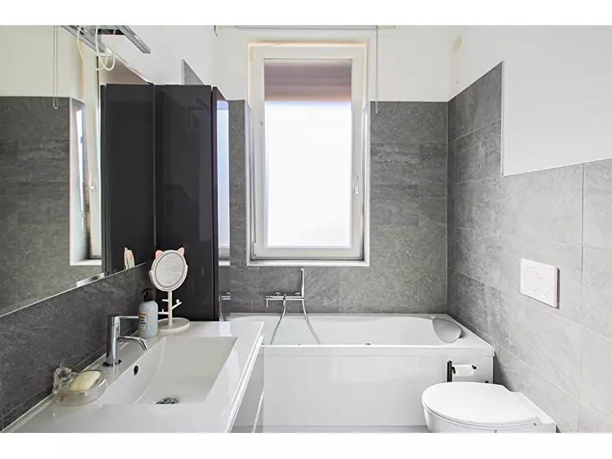 Immagine 11 di Appartamento in vendita  in Via Isola Borromeo 14 a Malnate