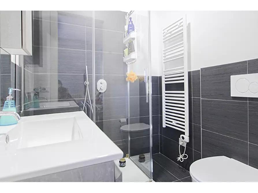 Immagine 10 di Appartamento in vendita  in Via Isola Borromeo 14 a Malnate