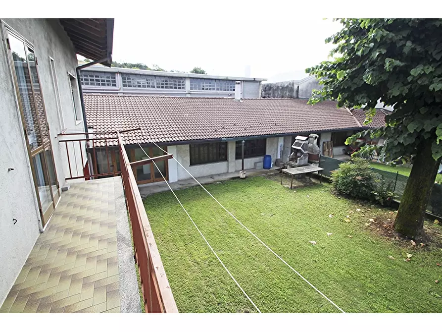 Immagine 5 di Villa in vendita  in Via Del Bragello 4 a Vedano Olona