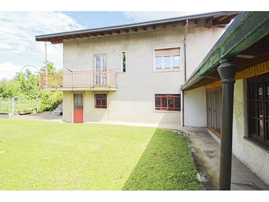 Immagine 2 di Villa in vendita  in Via Del Bragello 4 a Vedano Olona