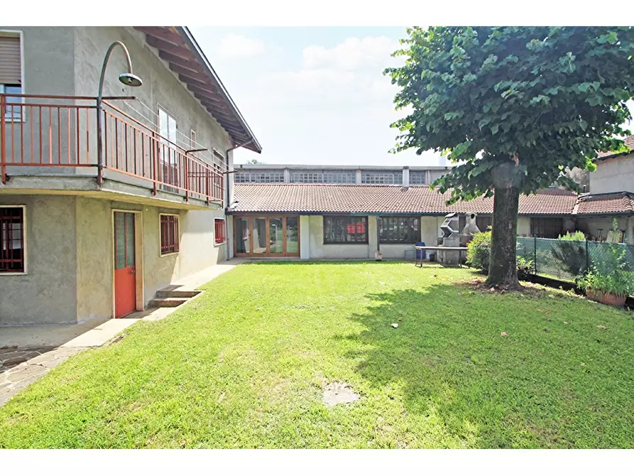 Immagine 3 di Villa in vendita  in Via Del Bragello 4 a Vedano Olona