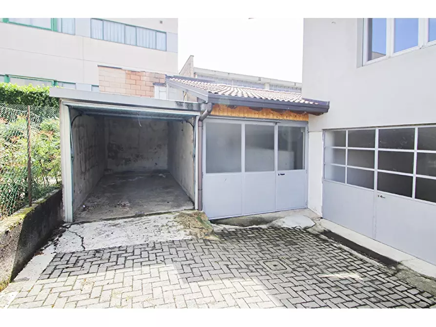 Immagine 26 di Villa in vendita  in Via Del Bragello 4 a Vedano Olona