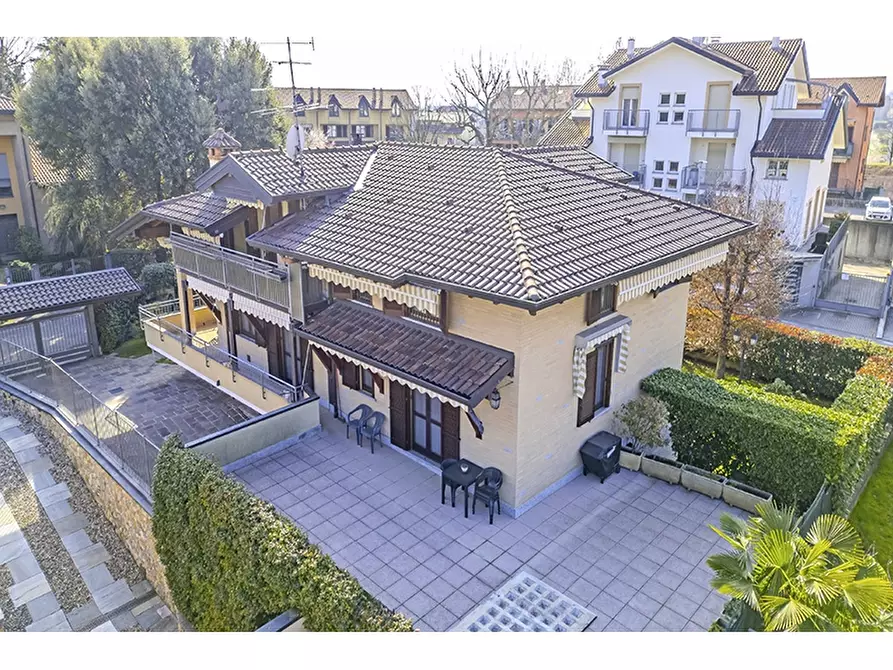Immagine 1 di Villa in vendita  in Via San Michele 21 a Venegono Inferiore