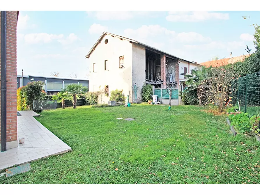 Immagine 29 di Villa in vendita  in Via Vecchia Milanese 26 a Venegono Inferiore