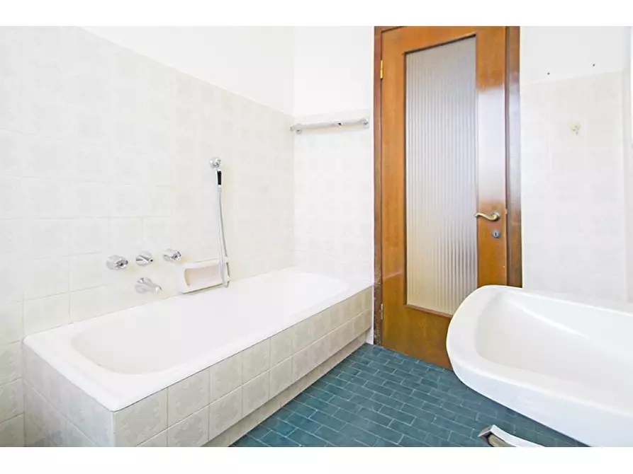 Immagine 23 di Villa in vendita  in Via Melette 11 a Castiglione Olona