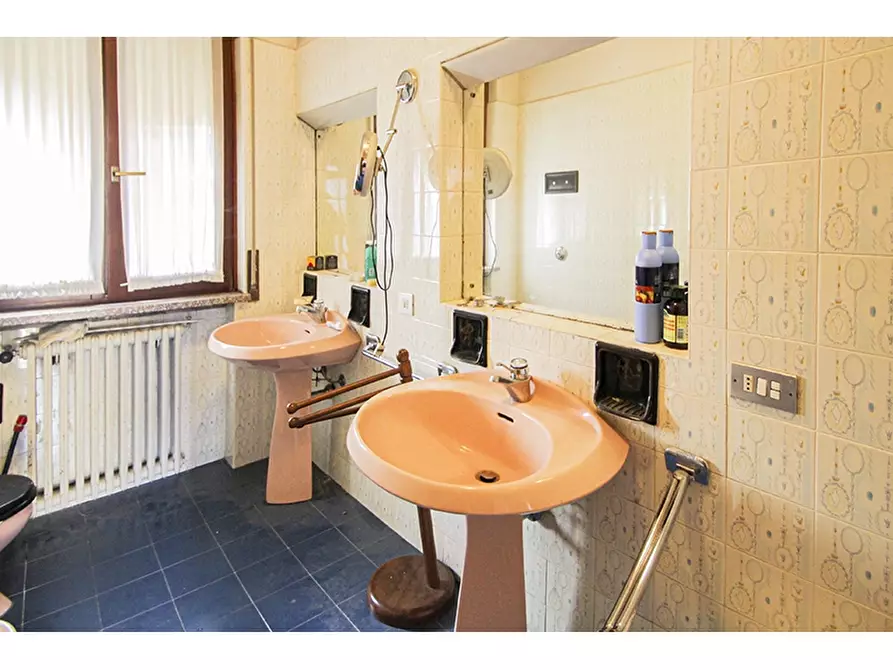 Immagine 9 di Villa in vendita  in Via Monte Cimone 33 a Castiglione Olona