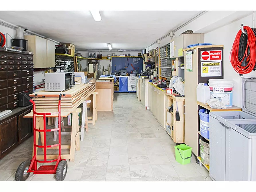 Immagine 27 di Villa in vendita  in Via De Gasperi 2 a Venegono Superiore