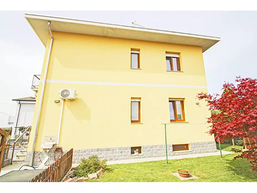 Immagine 31 di Villa in vendita  in Via De Gasperi 2 a Venegono Superiore