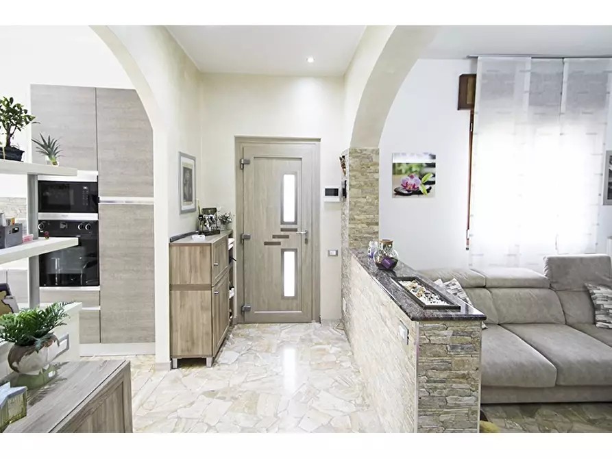 Immagine 5 di Villa in vendita  in Via De Gasperi 2 a Venegono Superiore