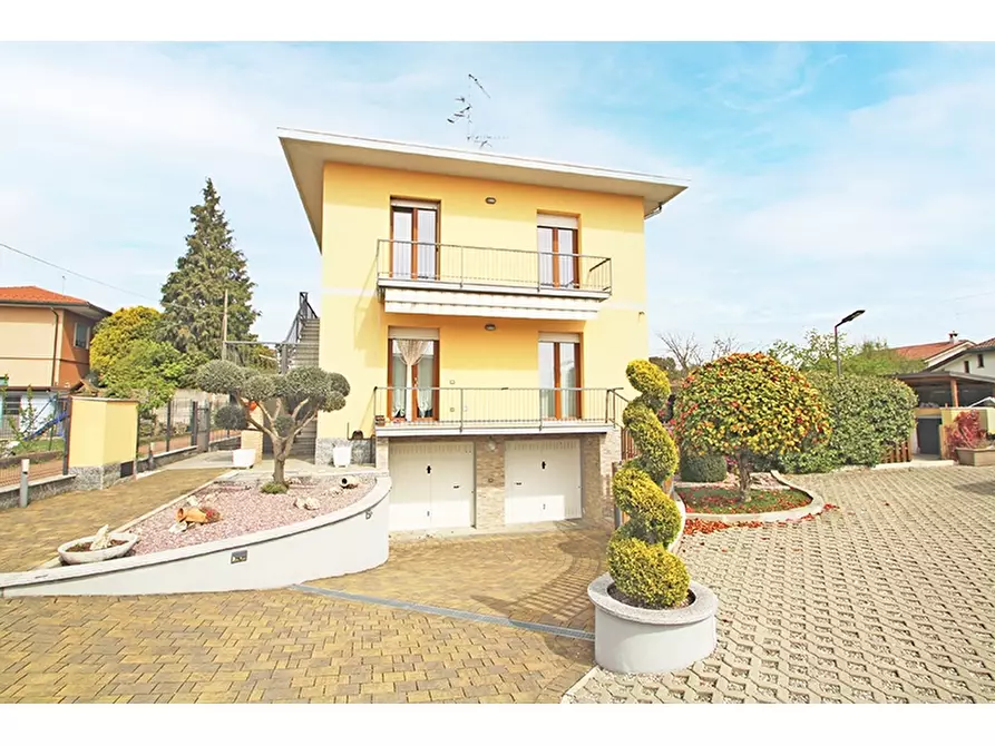 Immagine 1 di Villa in vendita  in Via De Gasperi 2 a Venegono Superiore