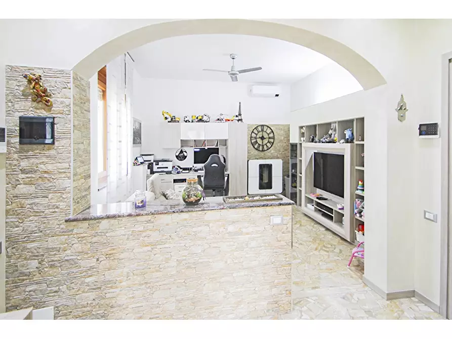 Immagine 8 di Villa in vendita  in Via De Gasperi 2 a Venegono Superiore