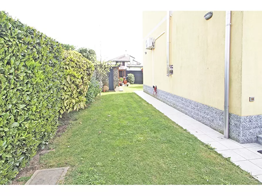 Immagine 3 di Villa in vendita  in Via De Gasperi 2 a Venegono Superiore