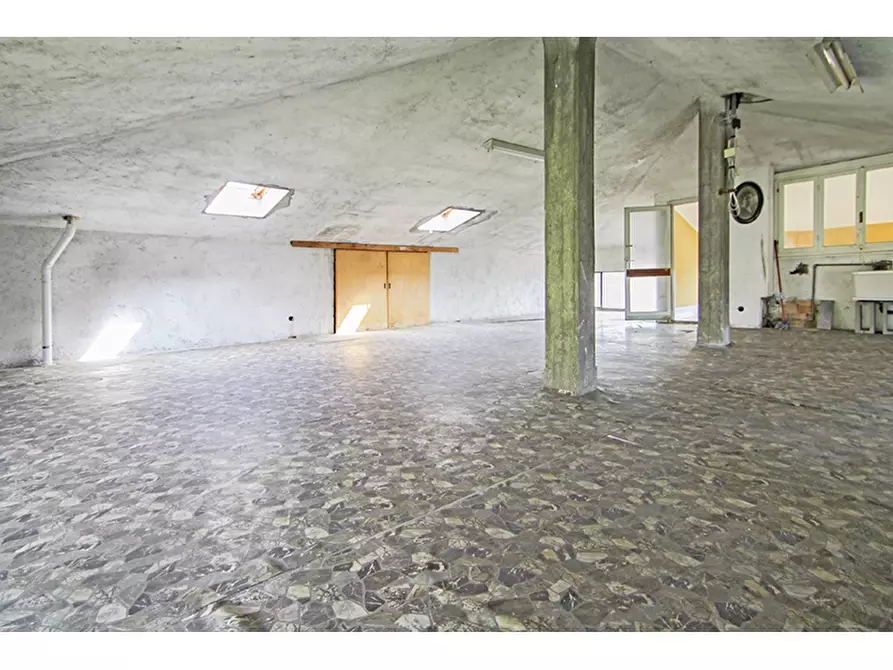 Immagine 31 di Villa in vendita  in Via Petrarca 1 a Albizzate