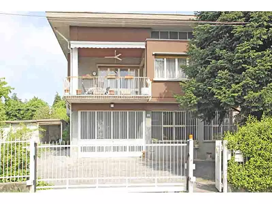 Immagine 1 di Villa in vendita  in Via Petrarca 1 a Albizzate