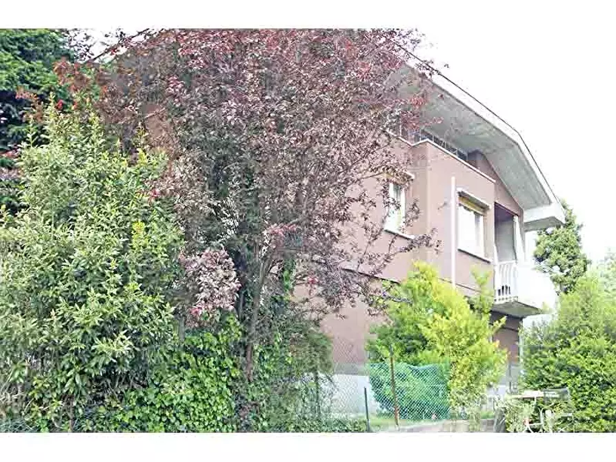 Immagine 36 di Villa in vendita  in Via Petrarca 1 a Albizzate