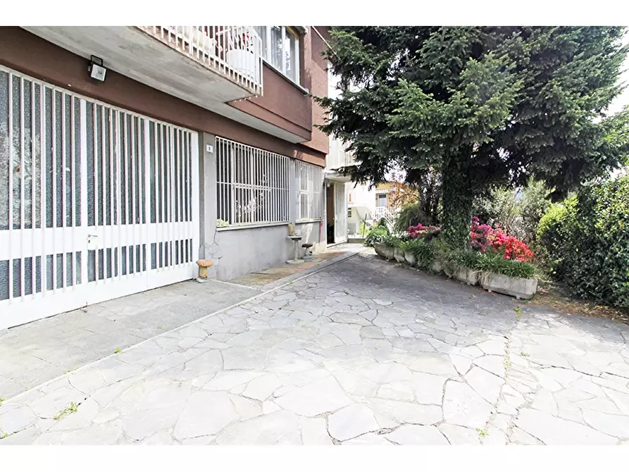 Immagine 33 di Villa in vendita  in Via Petrarca 1 a Albizzate