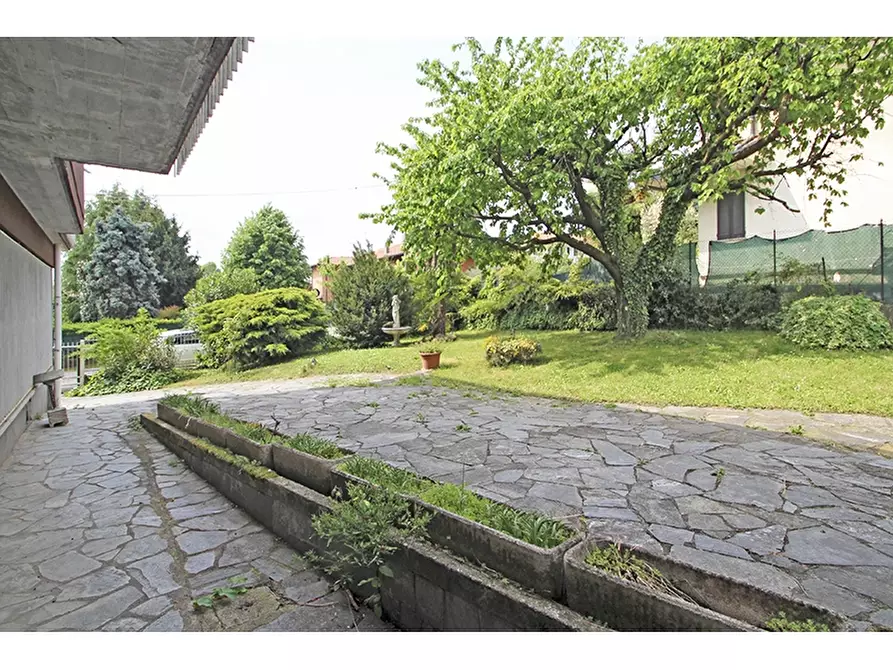 Immagine 3 di Villa in vendita  in Via Petrarca 1 a Albizzate