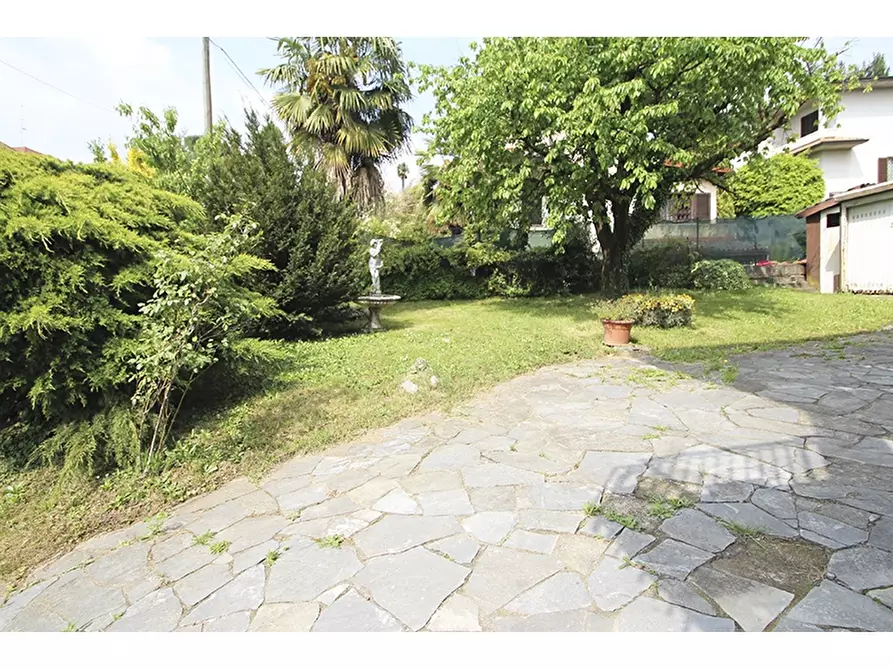Immagine 2 di Villa in vendita  in Via Petrarca 1 a Albizzate