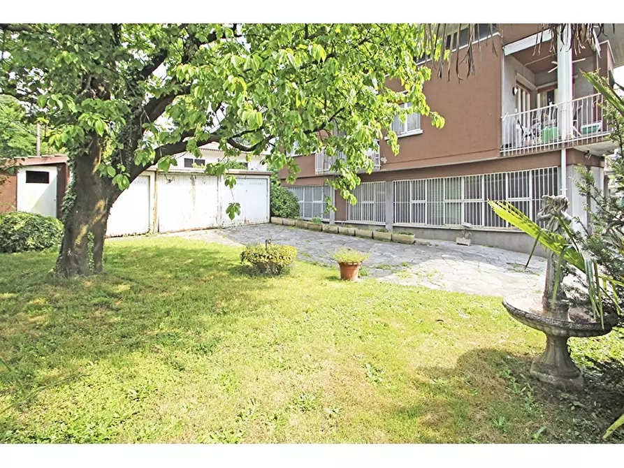 Immagine 35 di Villa in vendita  in Via Petrarca 1 a Albizzate