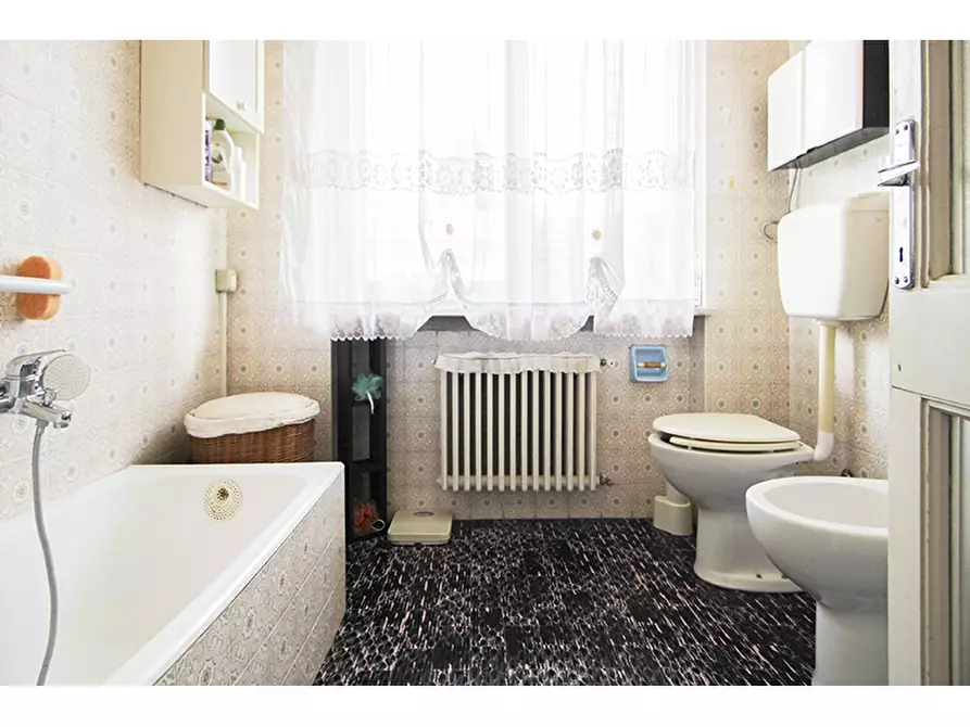 Immagine 16 di Villa in vendita  in Via Petrarca 1 a Albizzate