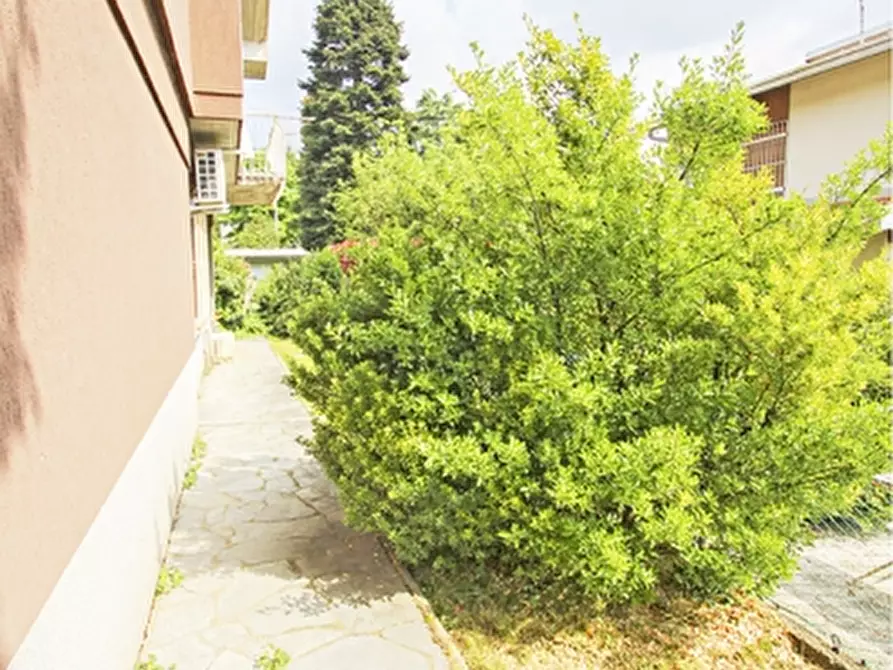 Immagine 34 di Villa in vendita  in Via Petrarca 1 a Albizzate