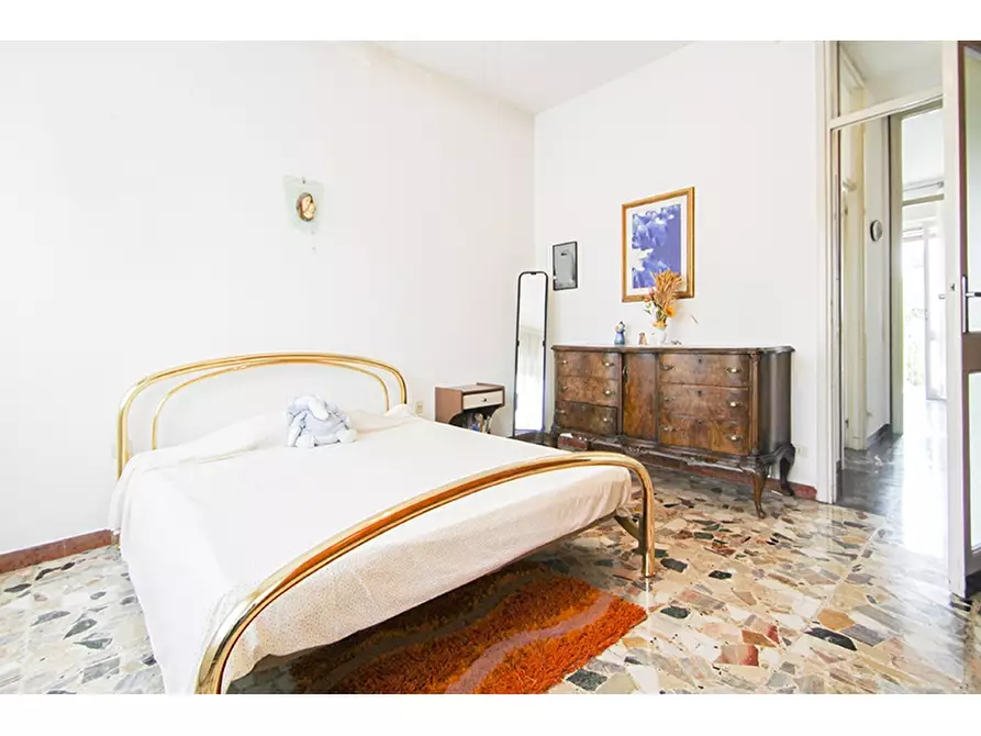 Immagine 12 di Villa in vendita  in Via Petrarca 1 a Albizzate