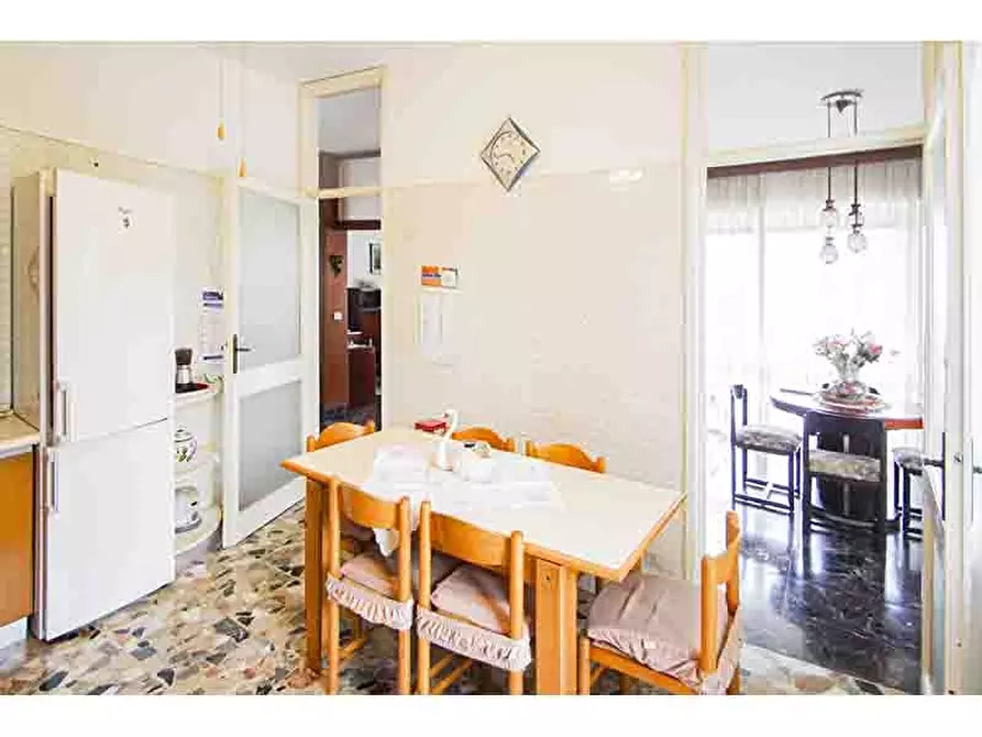 Immagine 6 di Villa in vendita  in Via Petrarca 1 a Albizzate
