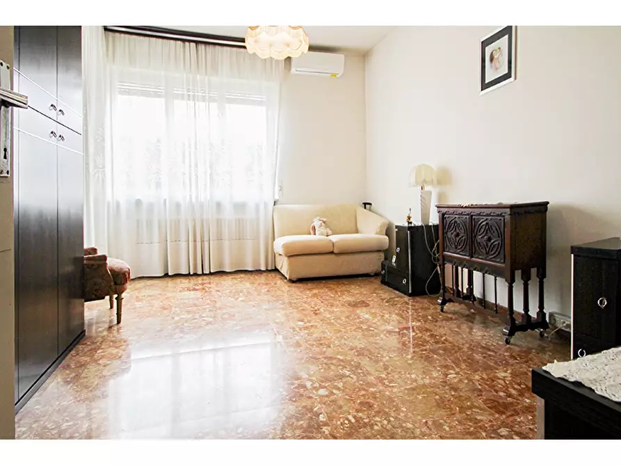 Immagine 13 di Villa in vendita  in Via Petrarca 1 a Albizzate