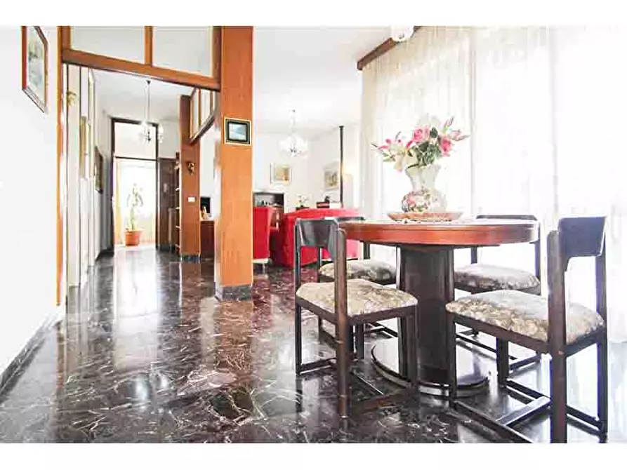 Immagine 9 di Villa in vendita  in Via Petrarca 1 a Albizzate