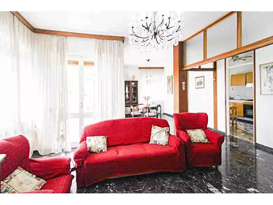 Immagine 7 di Villa in vendita  in Via Petrarca 1 a Albizzate