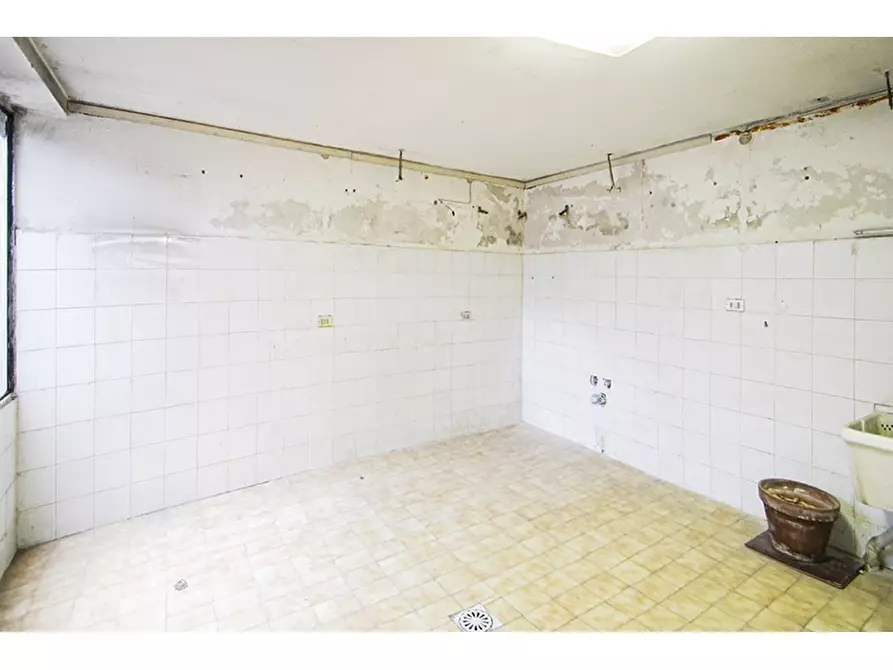 Immagine 29 di Villa in vendita  in Via Petrarca 1 a Albizzate