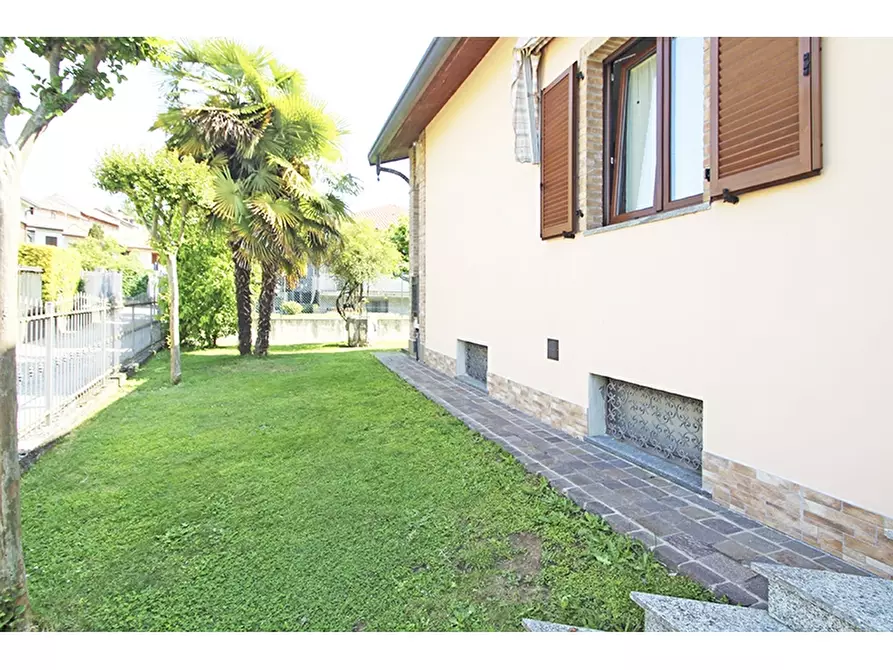 Immagine 31 di Villa in vendita  in via Paolo Schiavo 49 a Castiglione Olona