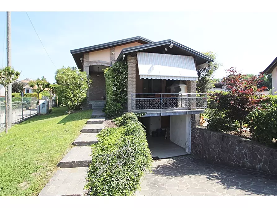 Immagine 1 di Villa in vendita  in via Paolo Schiavo 49 a Castiglione Olona