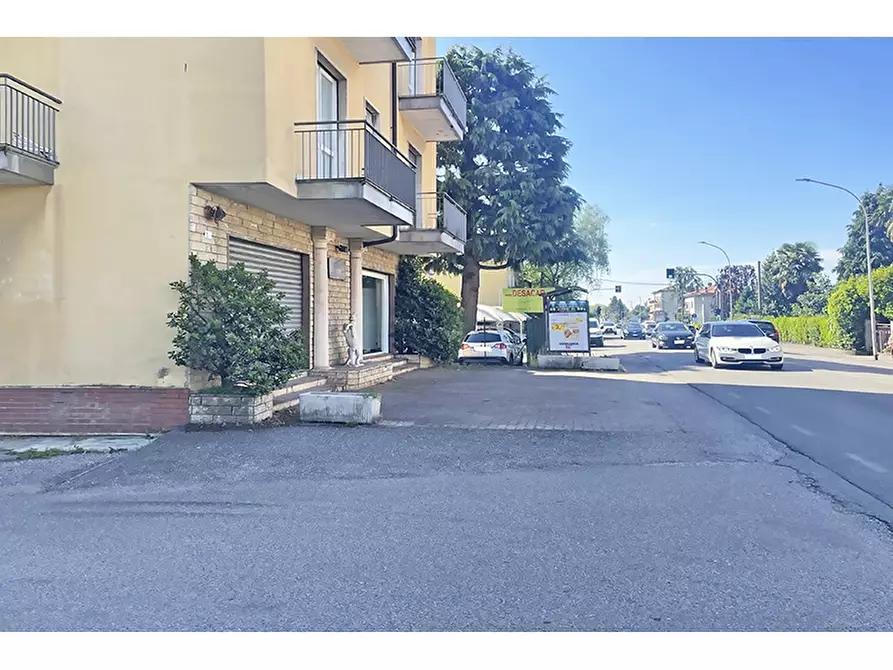 Immagine 4 di Negozio in affitto  in Via Pasubio 2 a Castiglione Olona