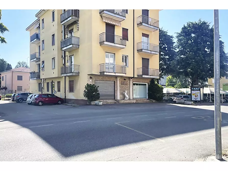 Immagine 5 di Negozio in affitto  in Via Pasubio 2 a Castiglione Olona