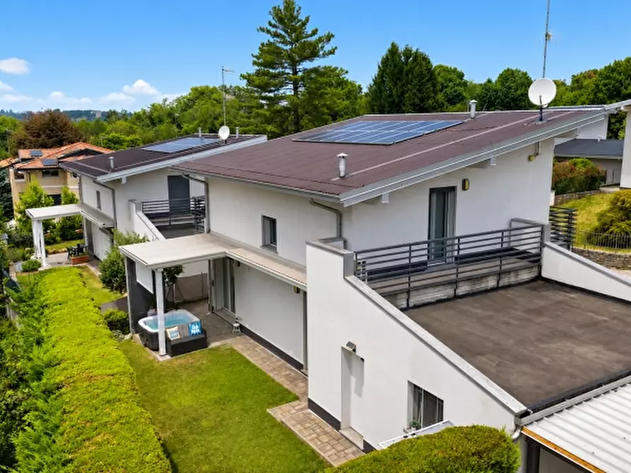 Immagine 1 di Villa in vendita  in Via Don Luigi Radaelli 50 a Caronno Varesino