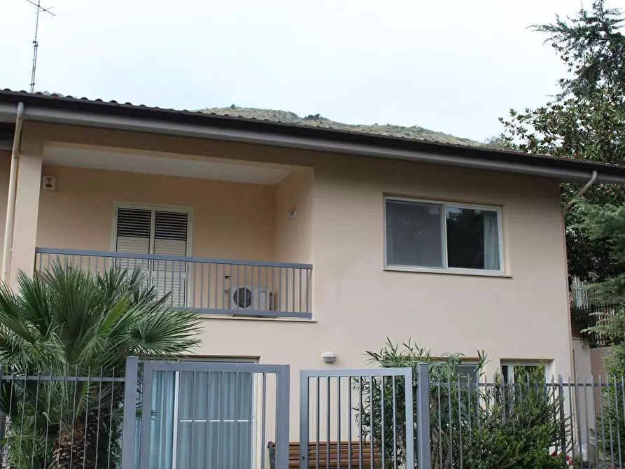 Immagine 1 di Casa bifamiliare in affitto  in Raino a Itri