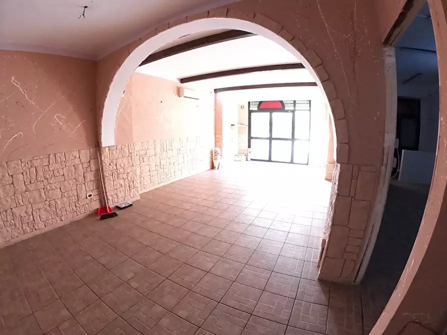 Immagine 3 di Locale commerciale in affitto  a Rende