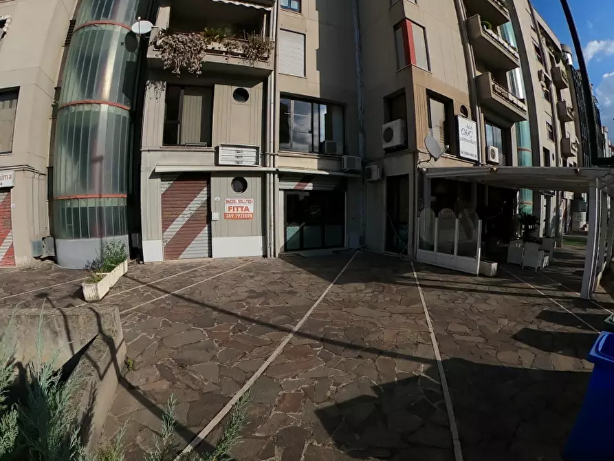 Immagine 1 di Locale commerciale in affitto  a Rende