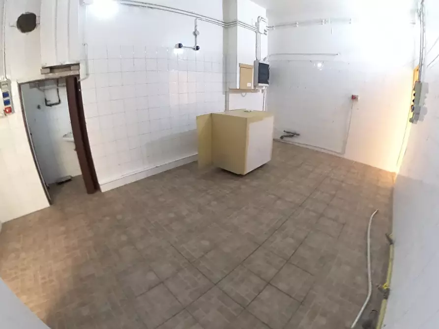 Immagine 7 di Locale commerciale in affitto  a Rende