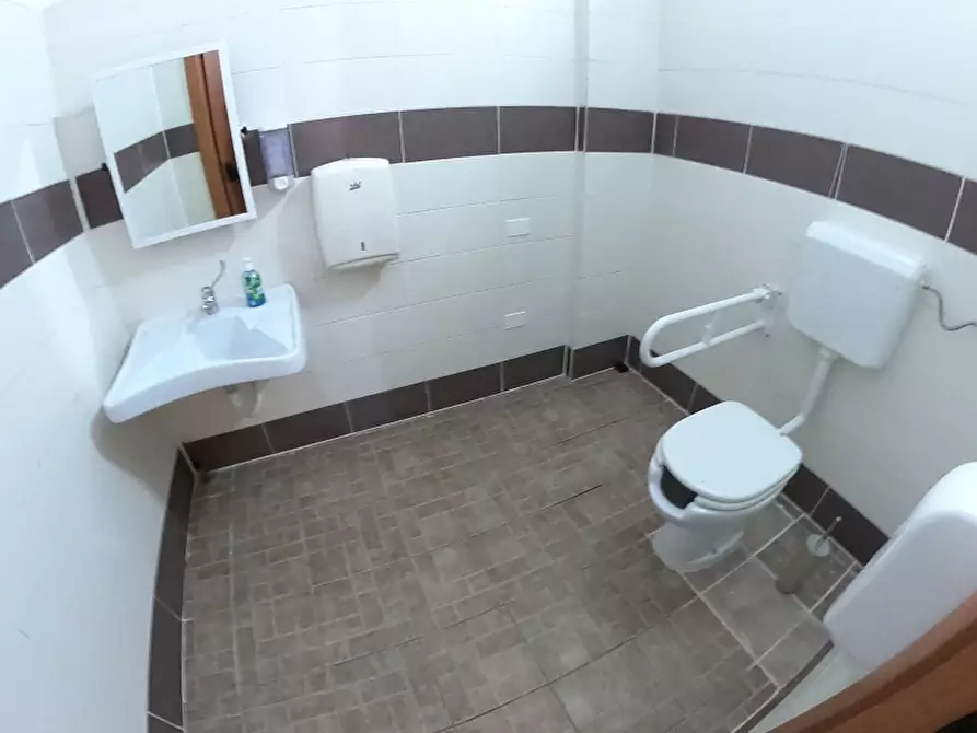 Immagine 11 di Locale commerciale in affitto  a Rende