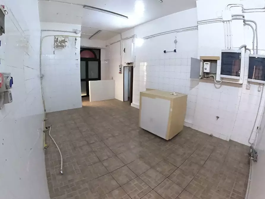 Immagine 8 di Locale commerciale in affitto  a Rende