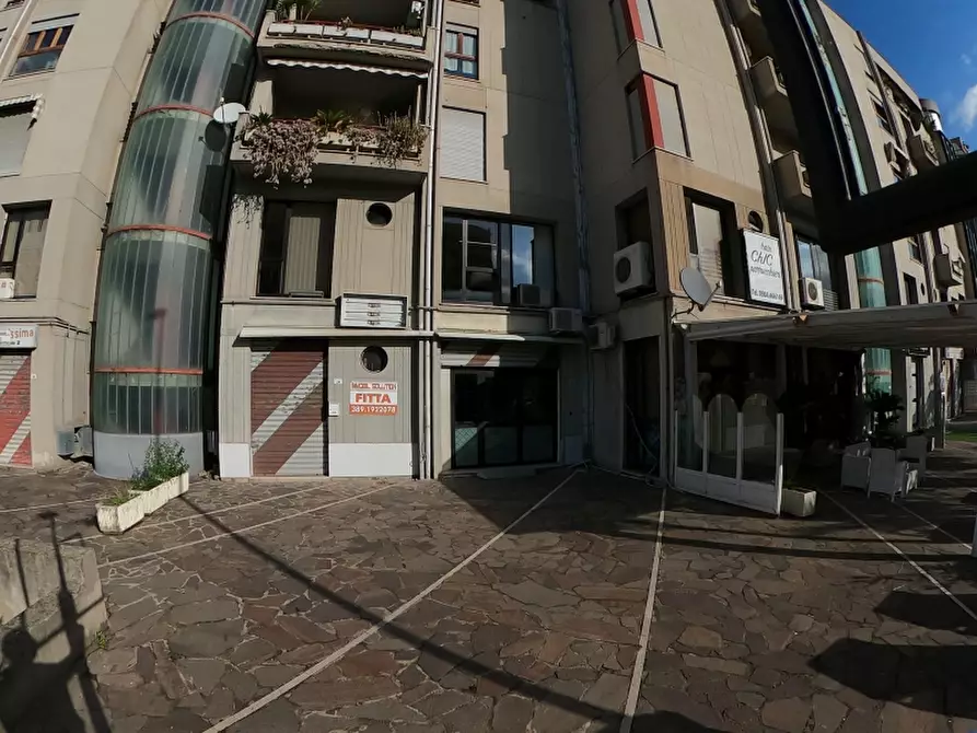 Immagine 2 di Locale commerciale in affitto  a Rende