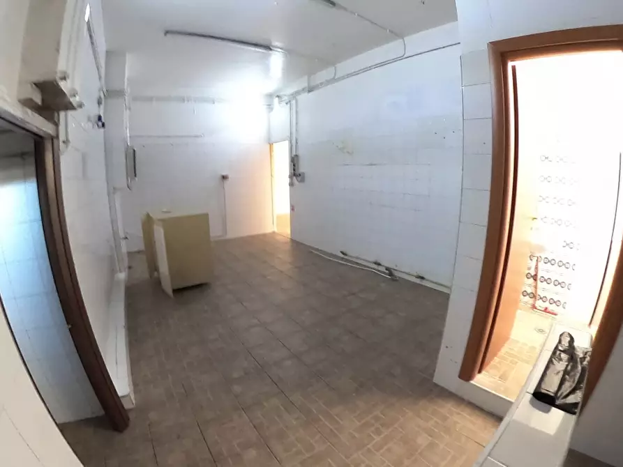 Immagine 10 di Locale commerciale in affitto  a Rende