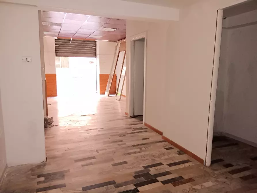 Immagine 4 di Locale commerciale in affitto  a Cosenza